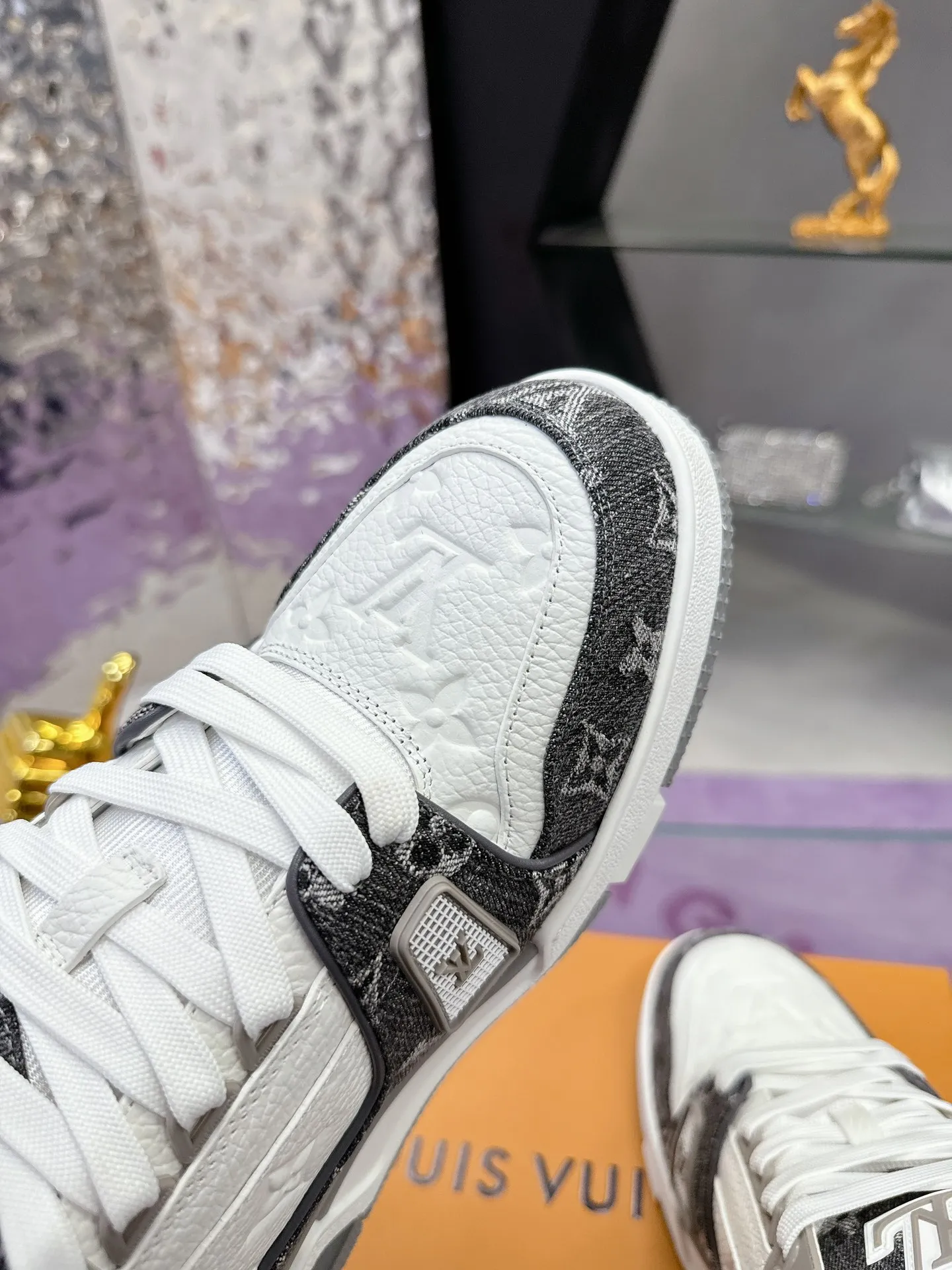 👟👟Ex-factory price 720👟👟 Original development, quality shipments, welcome to compare ❥❥❥❥❥❥LV Trainer Maxi sneakers series LV Trainer Maxi sneakers introduce the loose silhouette of the ready-to-wear series into the LV Trainer sneaker design written by Virgil Abloh, making an eye-catching appearance at the 2024 spring and summer men's wear show. The cow leather upper is combined with rough fabric laces, and colorful beading highlights the brand's classic elements. LV letters mark the tongue and Monogram floral outsole. Mixed materials Made of first-layer cowhide, wrapped in imported custom-printed denim, thick shoelace design, large Monogram print on the side, "lv 54" badges on the tongue and heel, rubber outsole decorated with Monogram flowers, mesh lining and cotton feet, the comfort is as extreme as ever, premium heritage, quality first, worth owning! Size: 35-40 for women, 39-44 for men (45 is custom-made and cannot be returned or exchanged) ♡Full set of packaging with original gift box